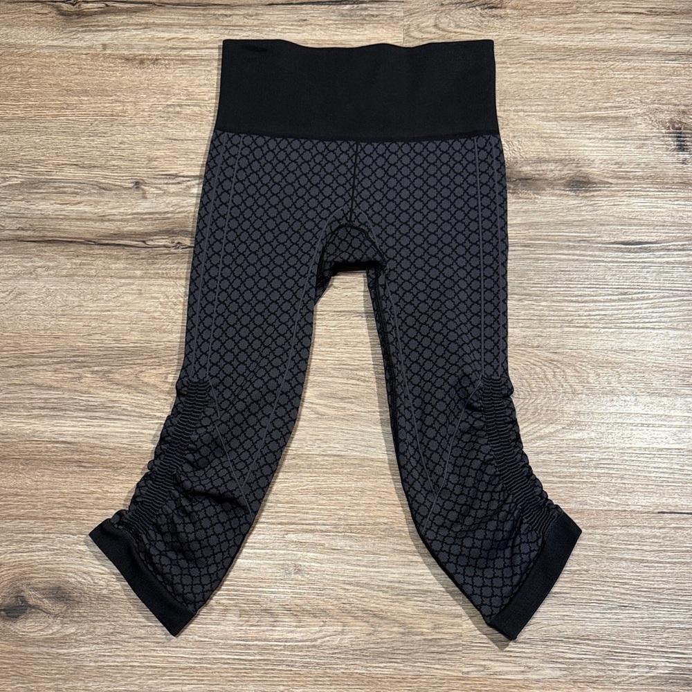 Lululemon The Flow Capris Seamless Athletic Yoga Leggings Grey Black Size 2
